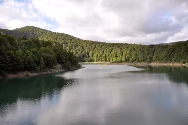 Embalse de Irabia: Remanso de agua en el corazón de la Selva de Irati 1 Patrimonio natural - Pantano de Irabia - Valle de Aezkoa